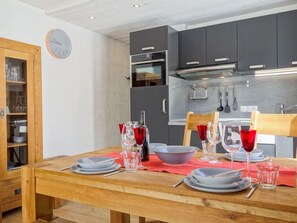 Fridge, microwave, dishwasher, cookware/dishes/utensils