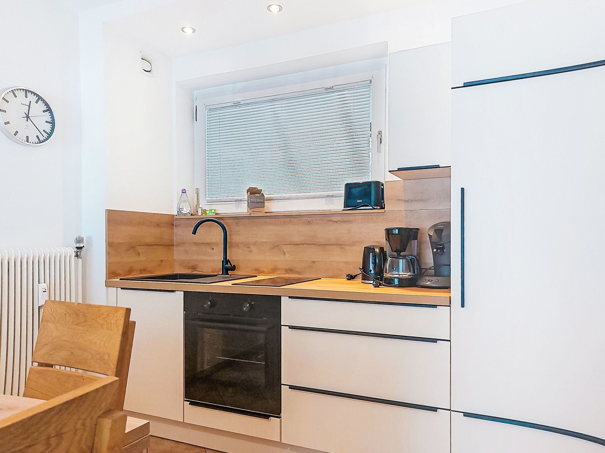 Kühlschrank, Mikrowelle, Toaster, Kochgeschirr/Geschirr/Besteck