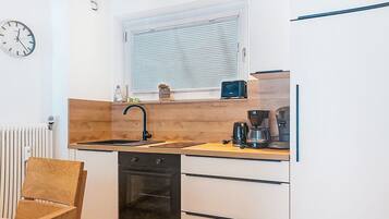 Kühlschrank, Mikrowelle, Toaster, Kochgeschirr/Geschirr/Besteck