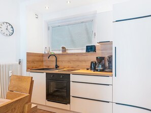 Kühlschrank, Mikrowelle, Toaster, Kochgeschirr/Geschirr/Besteck