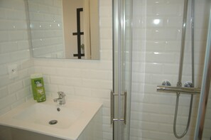 Towels, soap, shampoo, toilet paper