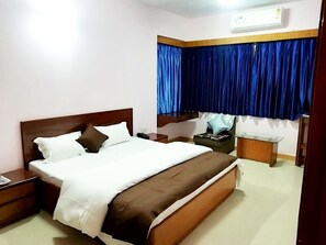 Habitación Premier | Muebles diferentes, escritorio y espacio para trabajar con laptop 