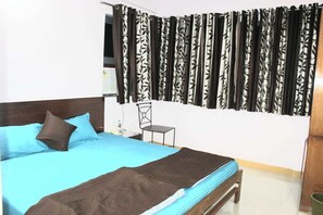 Individually furnished, desk, laptop workspace, rollaway beds - Hotel Ravi Residency - Jamnagar (Jamnagar)