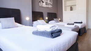 Triple Room, 3 Twin Beds, Private Bathroom | WiFi (free), bed sheets - Wow Hostel Barcelona (Barcelona)