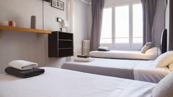 Driepersoonskamer, 3 eenpersoonsbedden, privébadkamer | Gratis wifi, beddengoed
