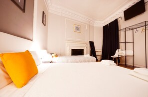 Triple Room, Shared Bathroom | WiFi (free), bed sheets - Wow Hostel Barcelona (Barcelona)