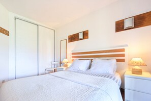 2 soverom, strykejern/-brett, internettilgang og sengetøy