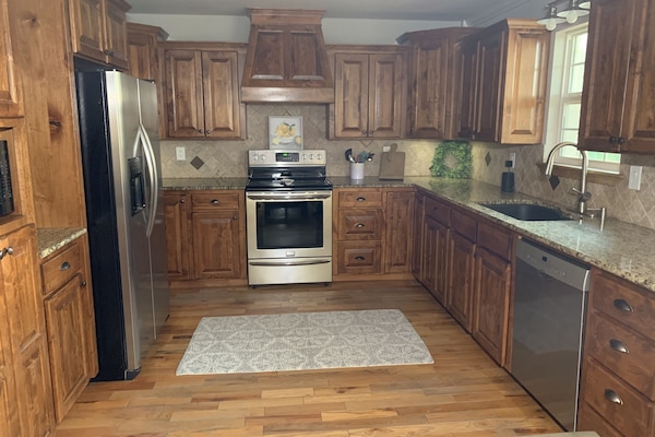 Kylskåp, mikrovågsugn, ugn och spishäll