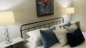 4 bedrooms, iron/ironing board, WiFi, bed sheets