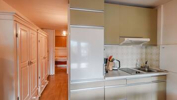 Kühlschrank, Mikrowelle, Geschirrspüler, Toaster