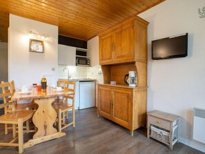 Fridge, microwave, cookware/dishes/utensils - Asters 1215 Bâtiment B4 by Interhome (Les Menuires)