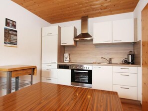 Kühlschrank, Ofen, Geschirrspüler, Kochgeschirr/Geschirr/Besteck