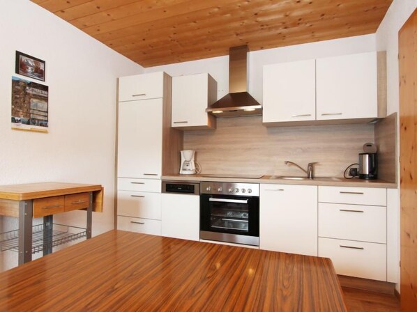 Kühlschrank, Ofen, Geschirrspüler, Kochgeschirr/Geschirr/Besteck