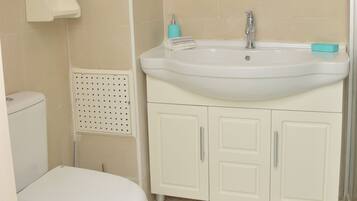 Căn hộ, 3 phòng ngủ | Phòng tắm | Buồng tắm vòi sen, vòi sen phun mưa, khăn tắm, xà phòng