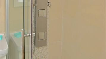 Apartment, 3 Bedrooms | Bathroom shower