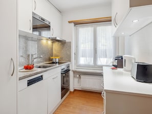 Kühlschrank, Mikrowelle, Ofen, Geschirrspüler