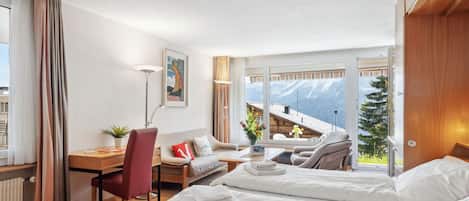 1 bedroom, desk, WiFi