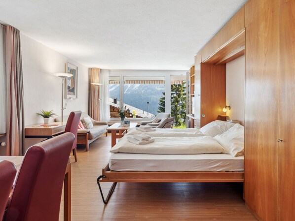 1 bedroom, desk, WiFi