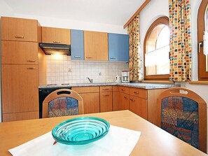 Kühlschrank, Ofen, Kochgeschirr/Geschirr/Besteck, Esstisch