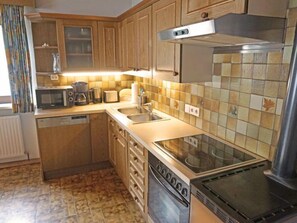 Een koelkast, een microgolfoven, een oven, een vaatwasser