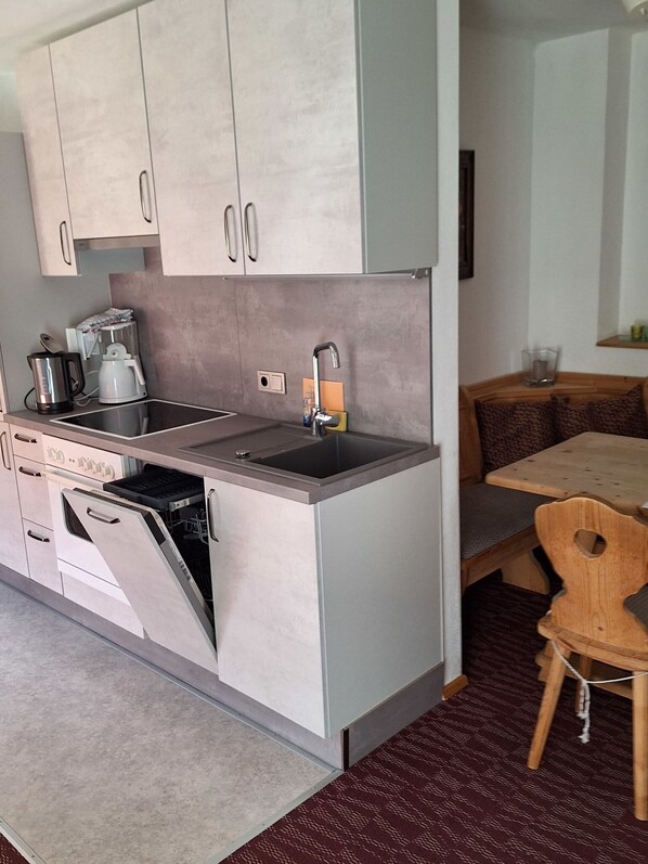 Kjøleskap, ovn, oppvaskmaskin og kjøkkenutstyr