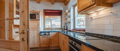 冷蔵庫、電子レンジ、オーブン、食器洗い機