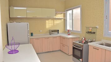Apartemen | Dapur pribadi | Lemari es, microwave, kompor, dan mesin espresso