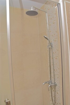 Apartment | Bathroom shower - Malom Center Apt 2 (Dakar)