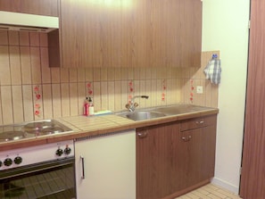 Kühlschrank, Ofen, Kochgeschirr/Geschirr/Besteck, Gefrierschrank