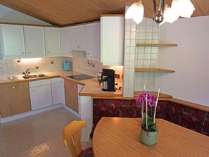 Kühlschrank, Geschirrspüler, Kochgeschirr/Geschirr/Besteck