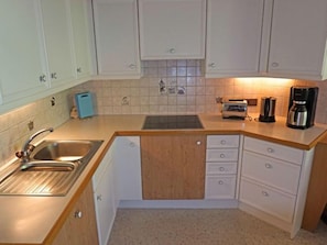 Kühlschrank, Geschirrspüler, Kochgeschirr/Geschirr/Besteck