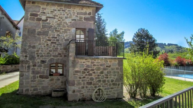 A stone building with a small balcony and a window. - Le Pigeonnier by Interhome (Gramat)