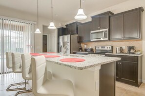 House, 5 Bedrooms | Private kitchen