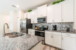 Stadtwohnung, 4 Schlafzimmer | Eigene Küche | Kühlschrank, Mikrowelle, Herdplatte, Geschirrspüler