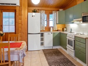 Fridge, microwave, dishwasher, cookware/dishes/utensils - Vacation home Kurre by Interhome (Sotkamo)