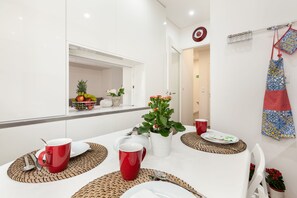 City Apartment, 2 Bedrooms | Private kitchen | Fridge, microwave, stovetop, espresso maker - D&S - Torne Apartments (Vila Nova de Gaia)