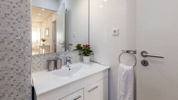 Apartamento urbano, 2 quartos | Pia do banheiro