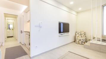 Standard Apartment, With Suite | Área de estar | TV de tela plana 32 polegadas com canais digitais, TV LCD