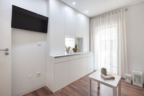 City-Apartment, 2 Schlafzimmer | Wohnbereich | 32-Zoll-Flachbildfernseher mit Digitalempfang, LCD-Fernseher