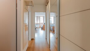 Een modern appartement met een gang die leidt naar een woonkamer en keuken.
