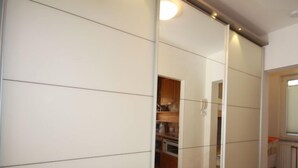 Een kamer met een schuifdeur die uitkomt in een keukenhoek.