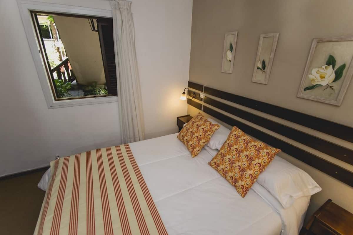 In-room safe, free WiFi, bed sheets