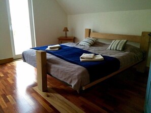 Apartment, 2 Bedrooms (Sonnenseite) | Meja, seterika/papan seterika, Wi-fi percuma, cadar katil 