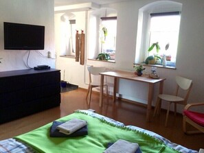 Studio (Orchidee) | Työpöytä, silitysrauta/-lauta, ilmainen Wi-Fi, vuodevaatteet