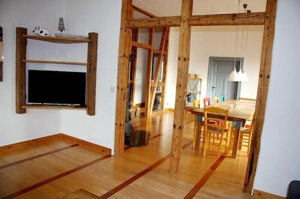 Apartment, 2 Schlafzimmer (Sonnenseite) | Wohnbereich | Flachbildfernseher, Tischtennisplatte