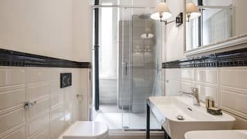 Douche, sĂšche-cheveux, bidet, serviettes fournies