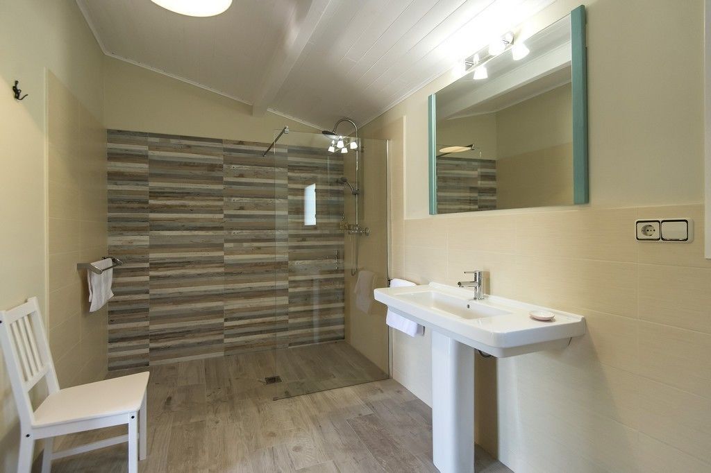 Habitación con 1 cama doble o 2 individuales (2) | Baño | Ducha y cabezal de ducha tipo lluvia