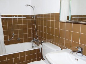 Sèche-cheveux, serviettes fournies