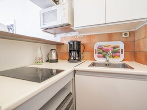 Réfrigérateur, micro-ondes, four, lave-vaisselle