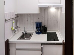 Geladeira, micro-ondas, talheres/pratos/utensílios de cozinha